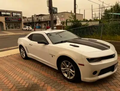 This pre-owned Chevrolet Camaro is a head-turning muscle car that combines iconic American styling w...