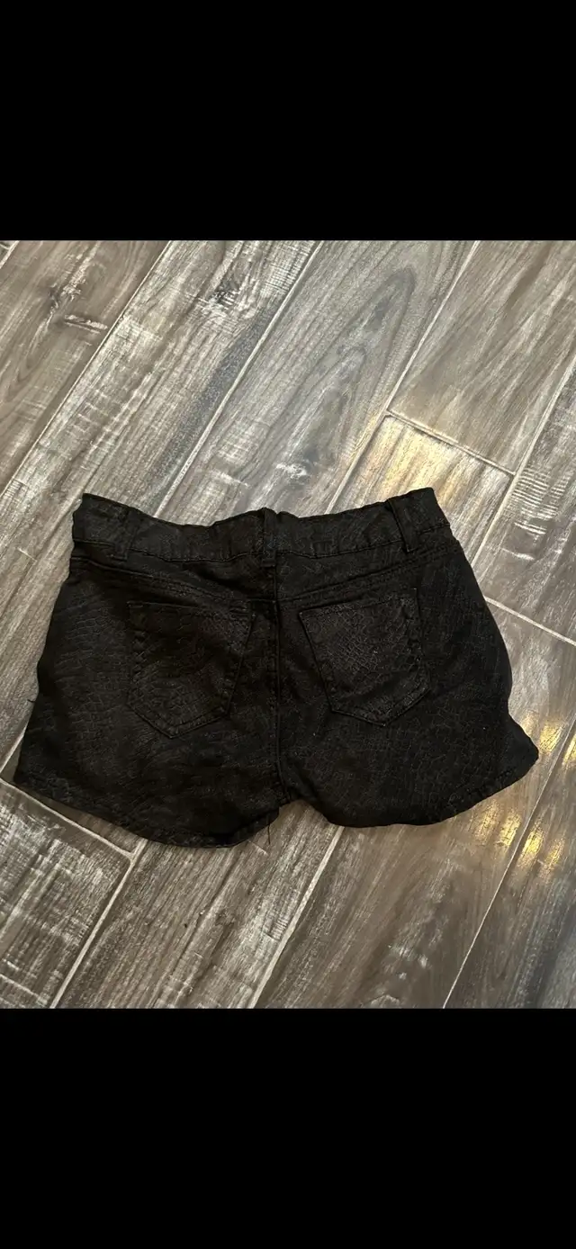 Women’s Size 1/2 Shorts in Women's - Bottoms in Mississauga / Peel Region - Image 3