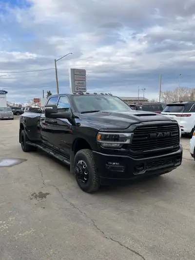 Night edition blacked out with black aluminum wheels 6.7 cummins Aisin auto Air bag assist Long box...