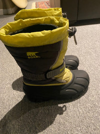 Kids Sorel winter boots - size Y1