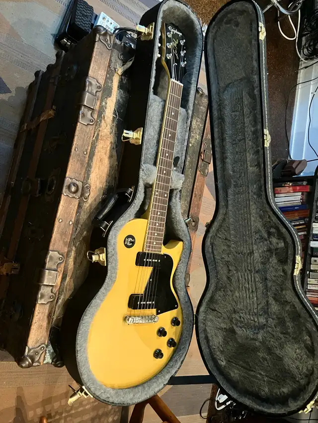 Epiphone Les Paul Special  in Guitars in City of Toronto - Image 2