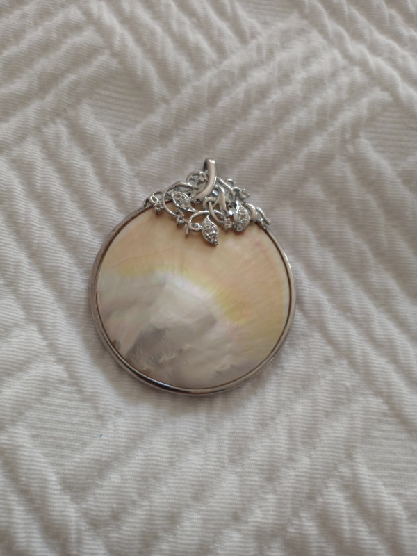 Pearl shell pendant, 2.5 inches long, with Silver Chain - 20 dans Bijoux et montres  à Granby - Image 3