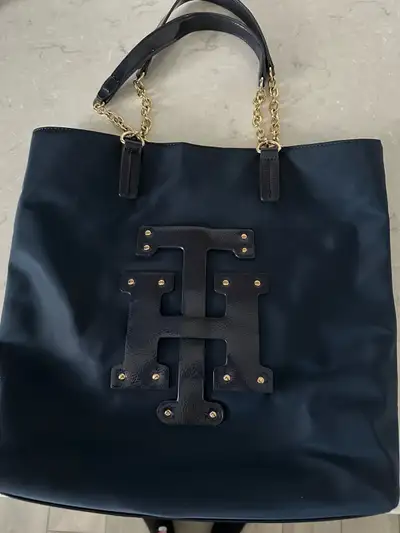 Blue TOMMY HILFIGER Tote Bag . Good condition. Smoke free home. Asking $20. Cash only . Pick up in T...