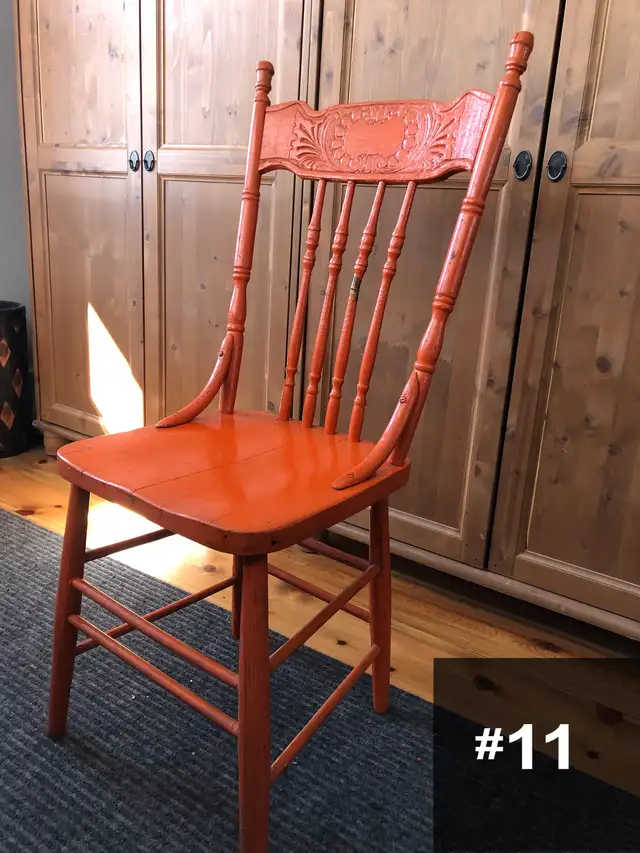 ANTIQUITÉ : 5 chaises antiques en bois à 30$ chacune in Arts & Collectibles in Shawinigan - Image 3