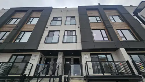 Ready to move in Located in the heart of St Catherine's 9 minutes to Brock University by car (28 min...
