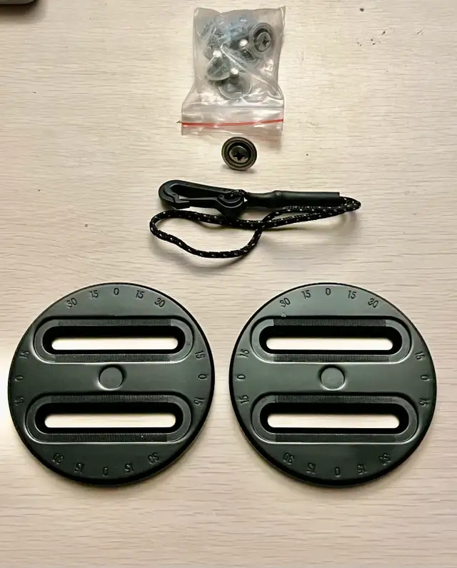 snowboard bindings hardware pucks in Snowboard in Banff / Canmore - Image 2