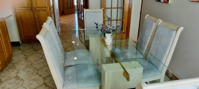 Glass Dining Table in Dining Tables & Sets in Longueuil / South Shore - Image 6