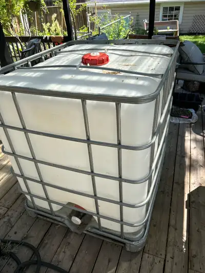 This sturdy 1000-litre IBC tote is ready to help with your water storage or gardening needs. Clean....