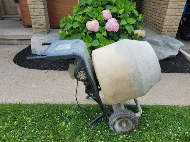 Concrete mixer in Other in Brantford - Image 2