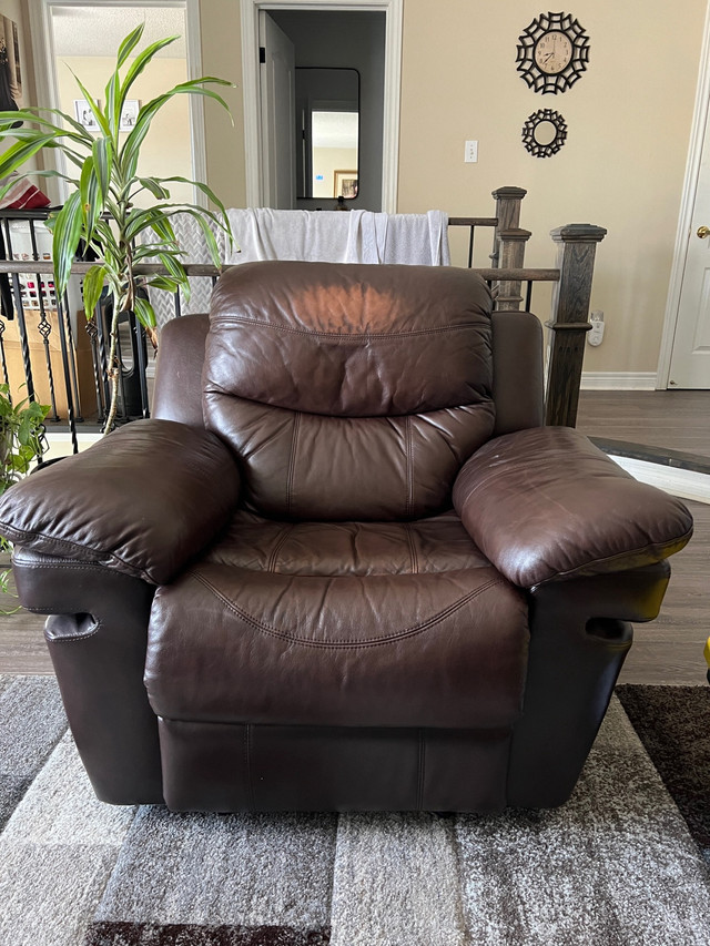 100% AUTHENTIC ITALIAN LEATHER SOFA & ARMCHAIR RECLINER SET in Chairs & Recliners in Markham / York Region - Image 2