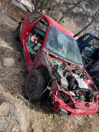 Parting out a 1993 honda civic dx D15 engine , runs great 500 5spd manual transmission shifts well c...