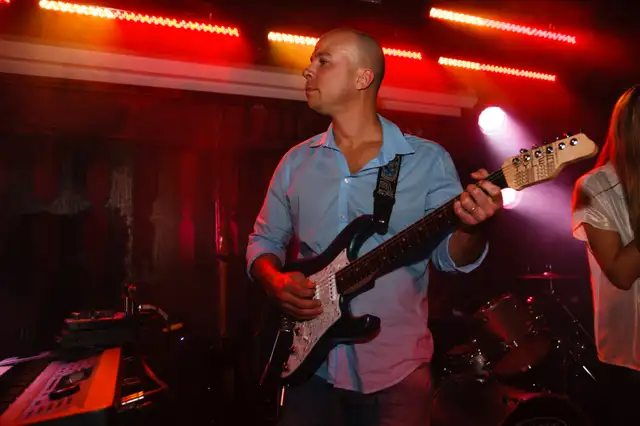 Guitarist available to join band63849001179779120