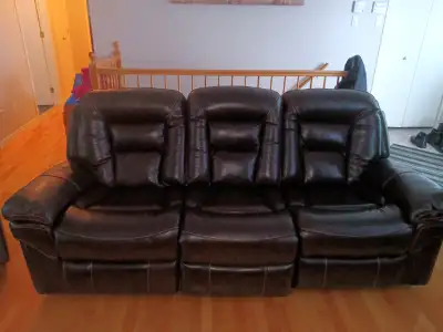 Fauteuil 3 places en cuir,les 2 places chaque bout sont bercant ,peut etre modifié pour faire un 2 p...