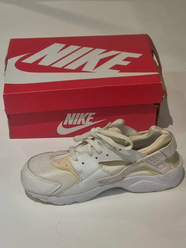 Nike Air Running Shoes Youth 2 Y in Kids & Youth in Mississauga / Peel Region - Image 3