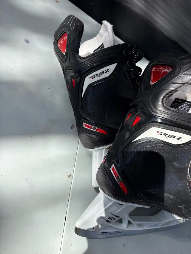 Quality hockey skates Ccm size 8.5 D in Hockey in Guelph - Image 5