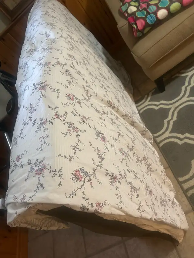 Single Mattress in Bedding in Norfolk County - Image 2