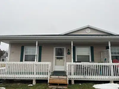 2 bedroom seniors apartment at 28 Duggan street, Dominion. Walking distance to amenities. Available...