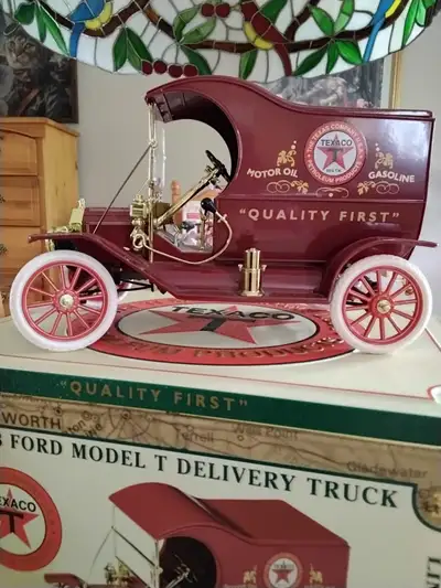 Réplique camion Texaco, dans sa boîte et dans une boîte de métal. Objet de collection, n'est pas un...