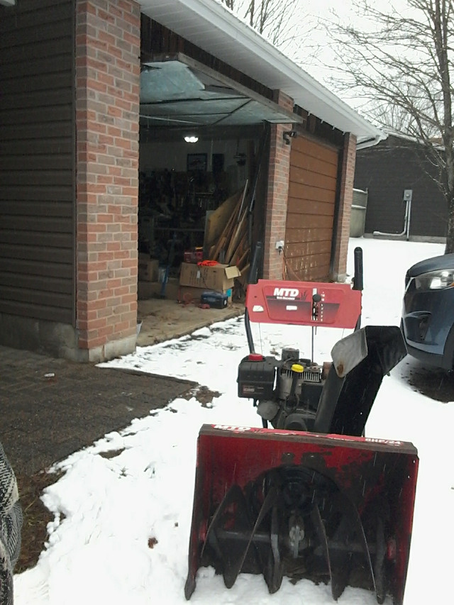 Mtd 24 inch 8 hp in Snowblowers in North Bay