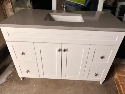 White Bathroom vanity with quartz countertop 36in x 49in
