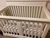 Solid White Wooden Baby Crib with High-End Mattress
