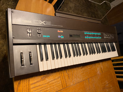 Yamaha DX9 Synthesizer, View more