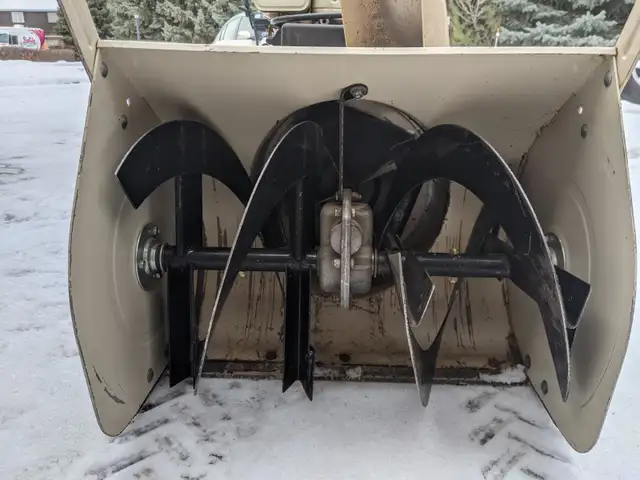 MTD 8HP 24" snowblower in Snowblowers in Regina - Image 3