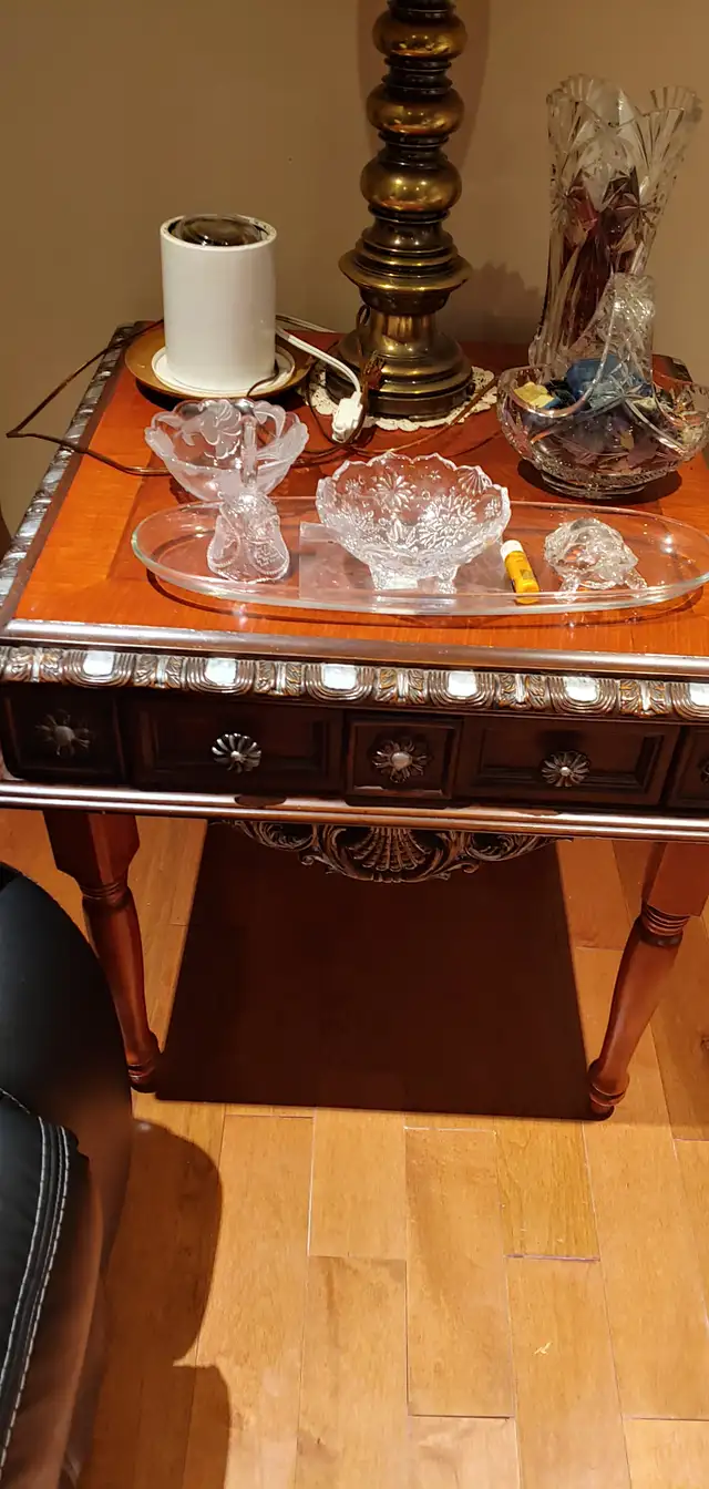 BOMBAY NIGHT STAND, SIDE TABLE IN BEAUTIFUL CONDITION in Dressers & Wardrobes in Mississauga / Peel Region - Image 3