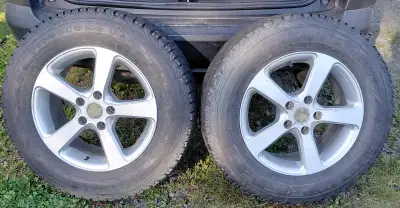 4 pneus hiver 225x65R17 Firestone montés sur des mag Possibilité d'acheter seulement les pneus à $20...