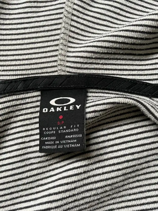 Oakley Hoodie. Size S. Regular fit. Barely worn. in Men's in Calgary - Image 2