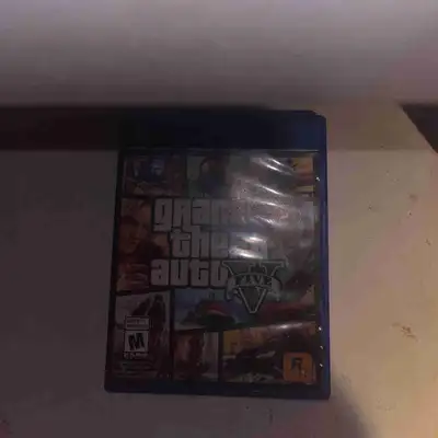 Plongez dans l'univers de Grand Theft Auto V sur PS4! Ce jeu d'action-aventure en monde ouvert vous...