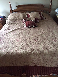 Couvre lit king avec coussins décoratifs et juponnage