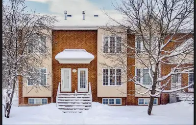 Condo style maison de ville à aire ouverte au rez-de-chaussée incluant une cuisine fonctionnelle, sa...