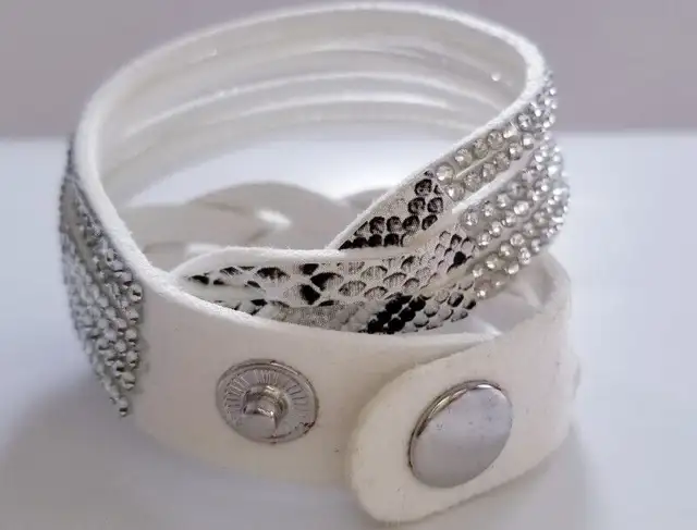 BRAND NEW! Snakeskin Rhinestone bracelet. Nouveau Bracelet.62863286042369124