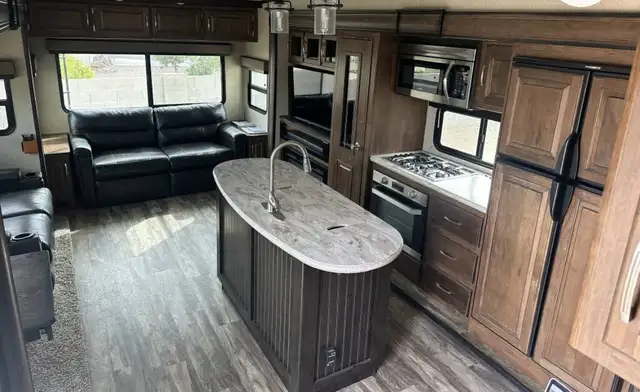 2019 Grand Design Reflection 337RLS in RVs & Motorhomes in Bridgewater - Image 10