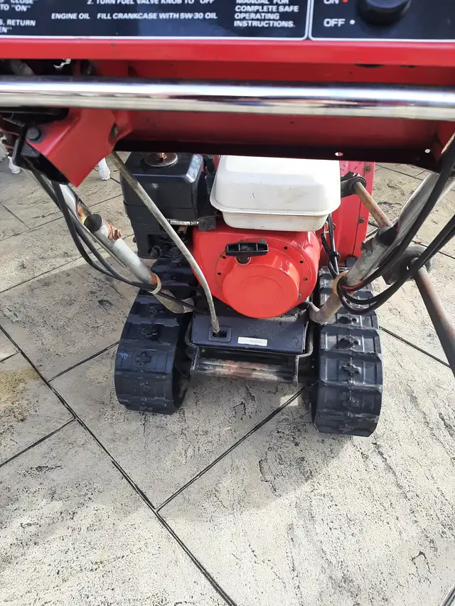 Honda HS55 Snowblower in Snowblowers in Oakville / Halton Region - Image 3
