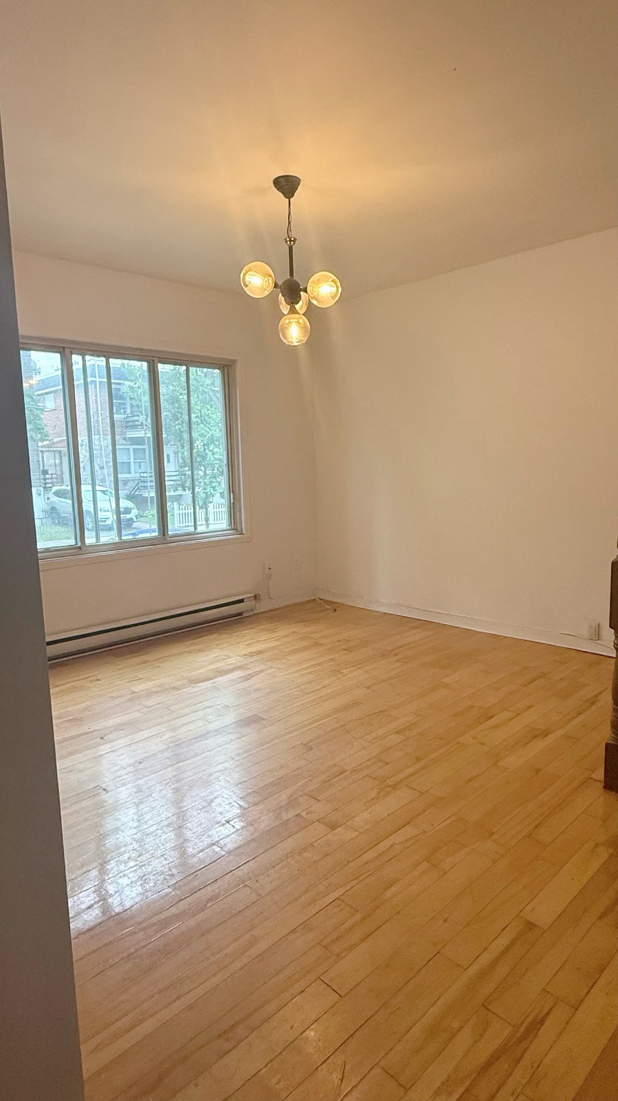 First month free! Bright  4½ close to Metro! 2