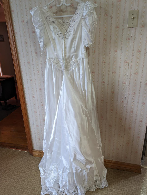 VINTAGE WEDDING DRESS WITH VEIL in Wedding in Hamilton - Image 3