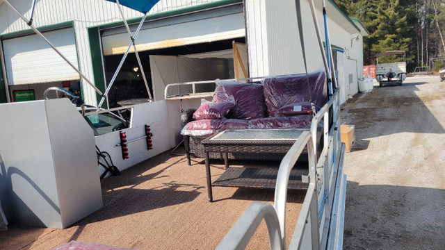 pontoon boat 40 hp yamaha trailer inc $ 12900 in Powerboats & Motorboats in Kingston - Image 2
