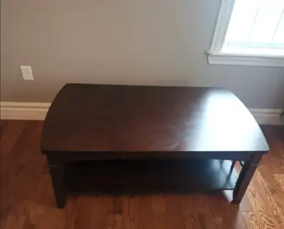 solid wood coffee table ，few touch ups，like new。 L ：48inches W : 26inches H : 19 inches
