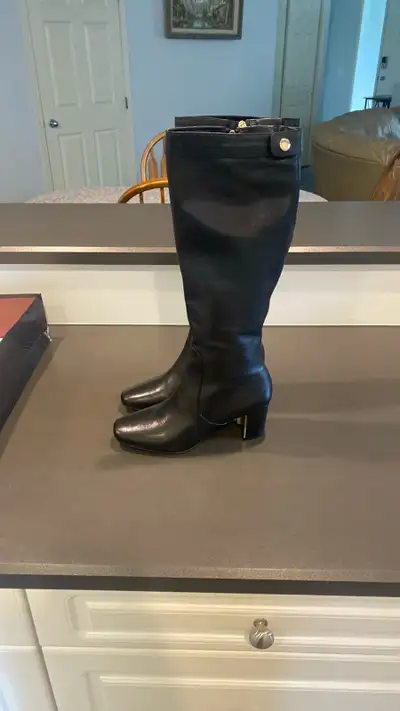 Pour La Victoire Black Heeled Boots size 8.5, Voir plus