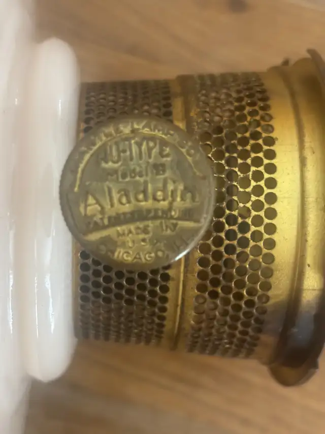 vintage oil lamp in Arts & Collectibles in Ottawa - Image 4