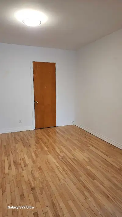 Grand 3-½ à louer, situé à Ahuntsic au 1er étage de duplex, balcon avant et arrière, Proche des tran...