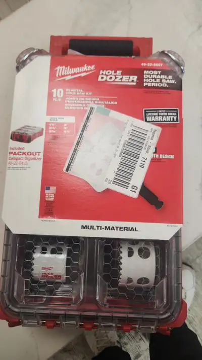 10 piece millwaukee hole saw set 11/2 "to 41/4" will deliver135$, View more