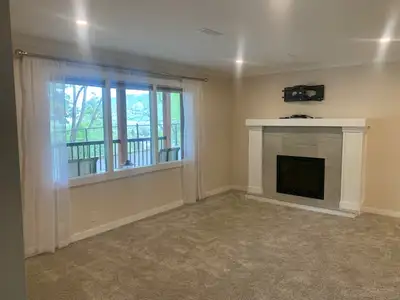 Recently renovated Beautiful professional suite. 1 block from a bus stop if needed. Private entrance...