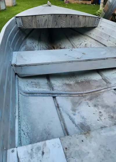 Chaloupe 14 pieds - 1000$ Remorque (roues et pneus neufs ainsi que bérings neuf) et 1 roue de secour...