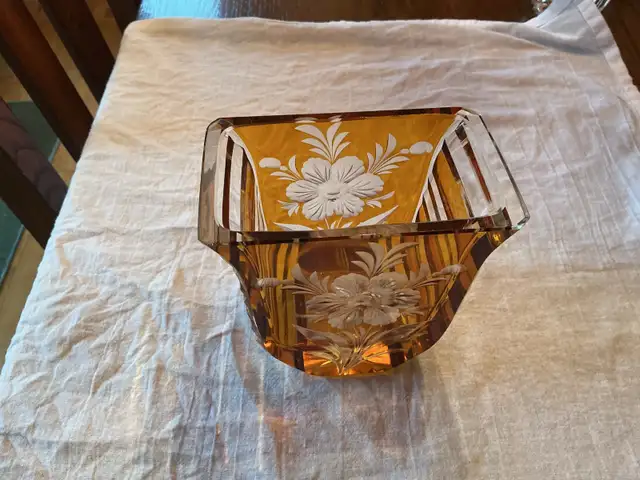 Nicely crafted lead crystal vase64840217702018120