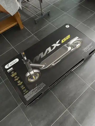 Brand new, with box and all accessories. Never ridden. Comes with the following additional accessori...