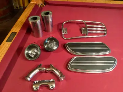 Harley parts in excellent condition! 1.- O.E.M. Streetglide floorboards, with the double chrome trim...