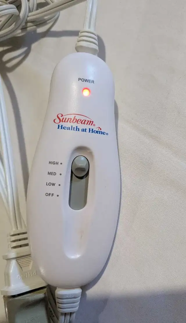 Sunbeam Heating Pad 12 x 16 inches Works in Health & Special Needs in Charlottetown - Image 3